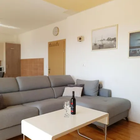 Tomo * Μακάρσκα