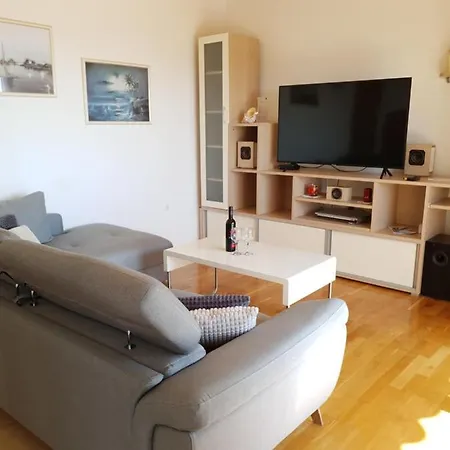 Tomo Apartment *