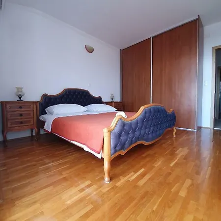 Tomo Apartment *